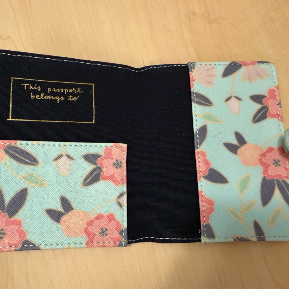 PASSPORT floral faux leather passport holder. Snap closure - Picture 3 of 3